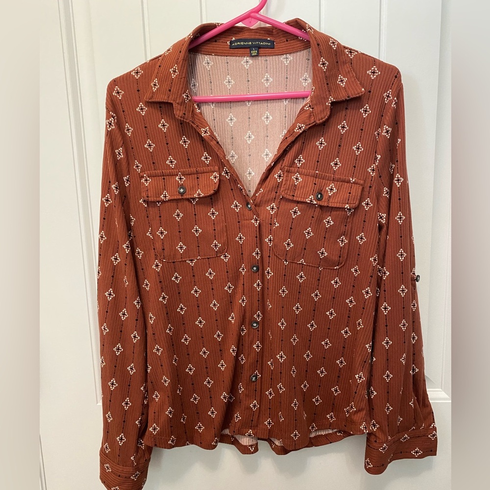 Adrienne Vittadini faux button up tab sleeves. Size Large. Brown geometric